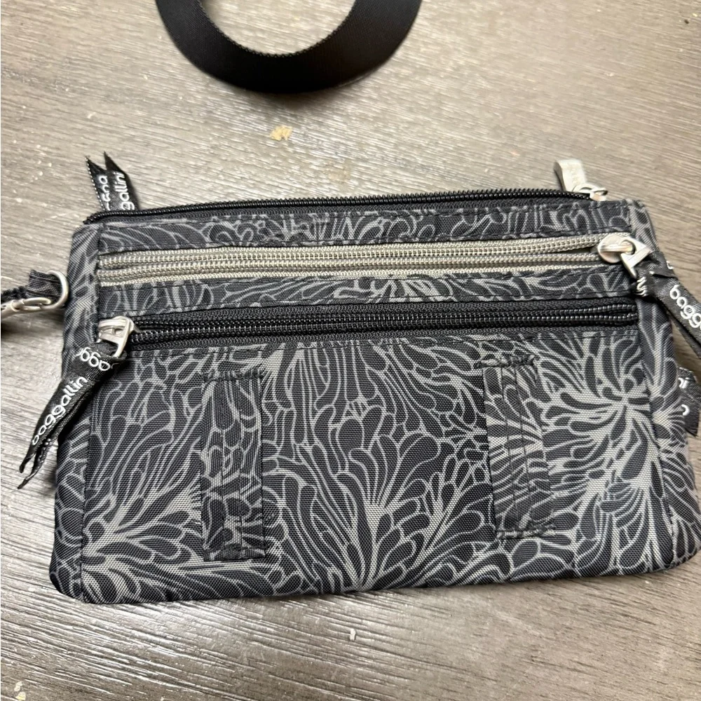 Baggallini Black and Gray Floral Crossbody Bag and Wristlet set - Picture 5 of 6
